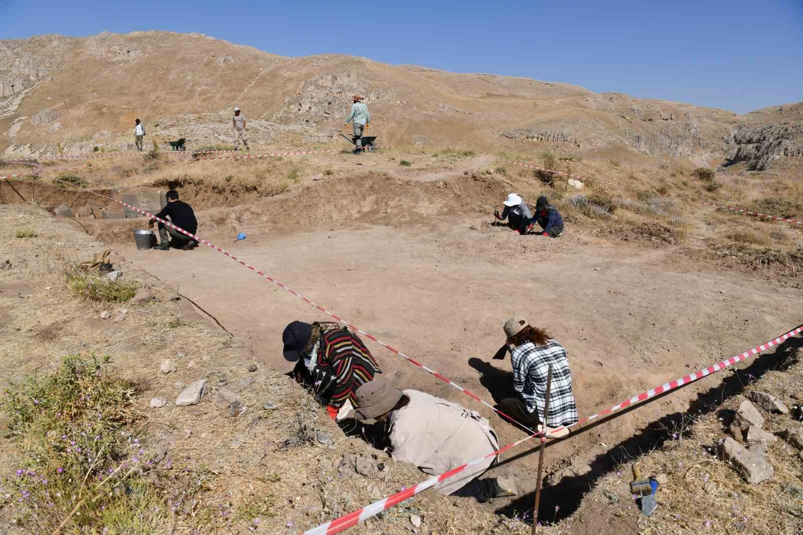 2 bin 300 rakımdaki Kef Kalesi kazısında Urartu’nun izleri araştırılıyor