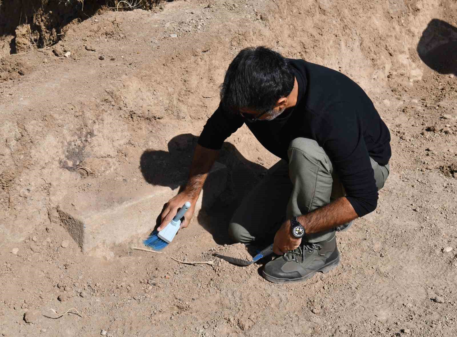 2 bin 300 rakımdaki Kef Kalesi kazısında Urartu’nun izleri araştırılıyor