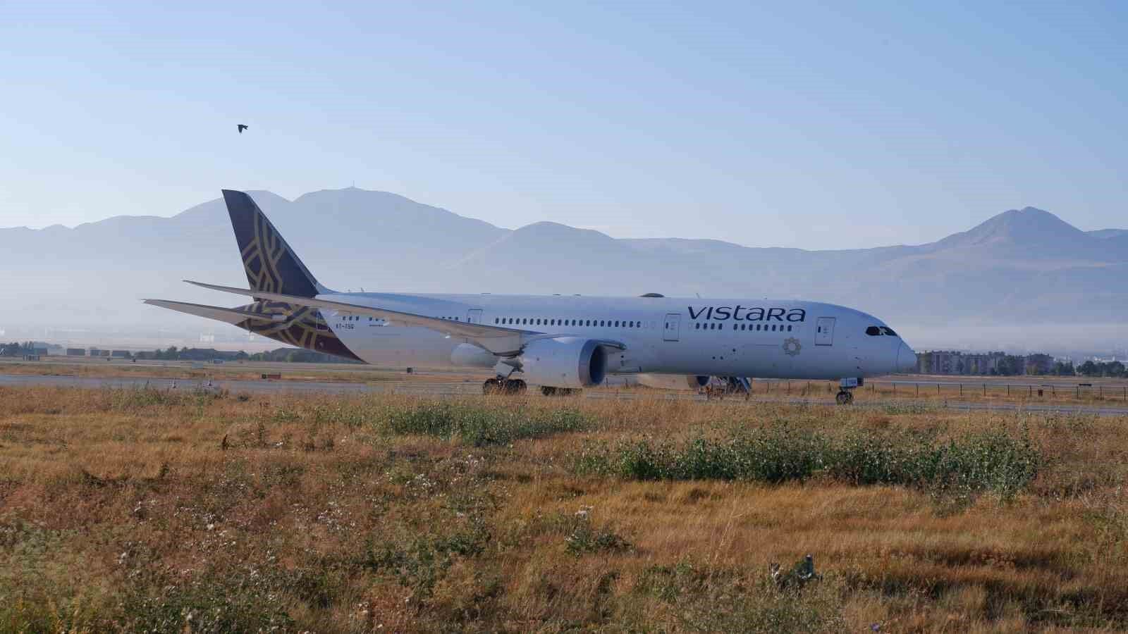 Hindistan uçağı yolcularının Erzurum’daki bekleyişi sürüyor