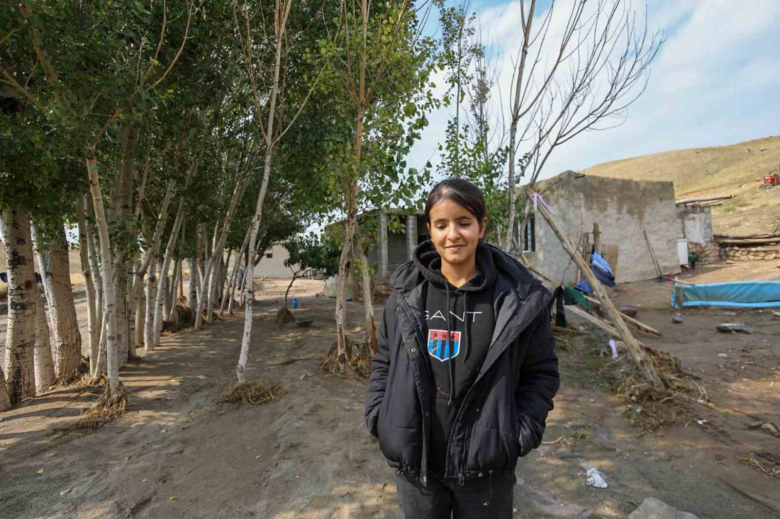 Selde sürüklenen konteynerden son anda kurtuldu