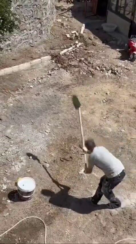 Elazığ’da işçiler tarafından etkisiz hale getirilen yılanın kafa kısmı kaçmaya devam etti