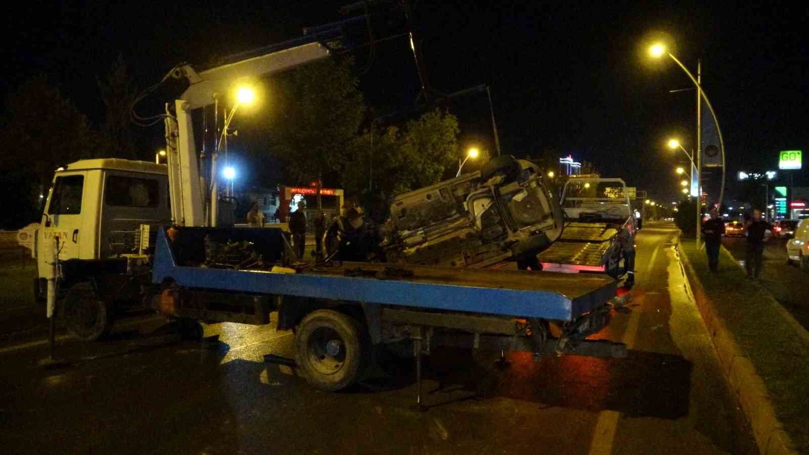 Refüje çarpan otomobil takla atıp metrelerce sürüklendi: 5 yaralı