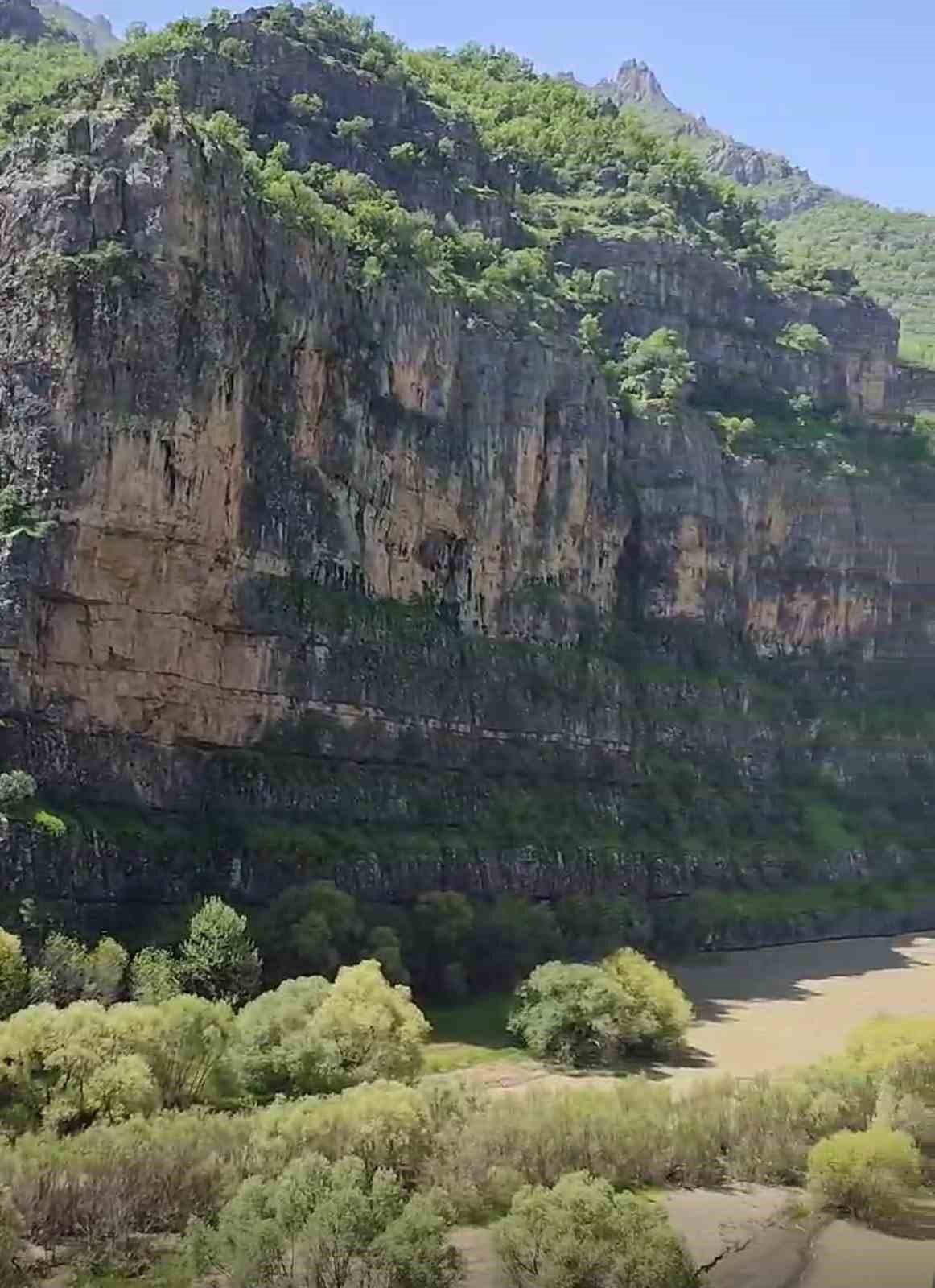 120 kişilik grup Şemdinli’nin tarihi mekanlarını gezdi