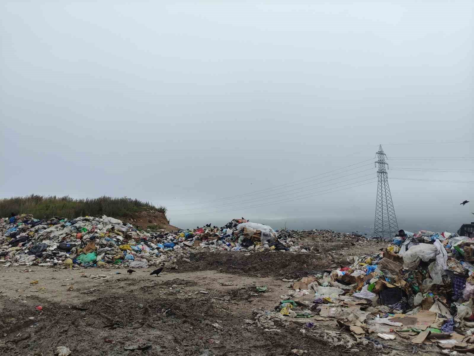 Çöp yığınları tehlike saçıyor