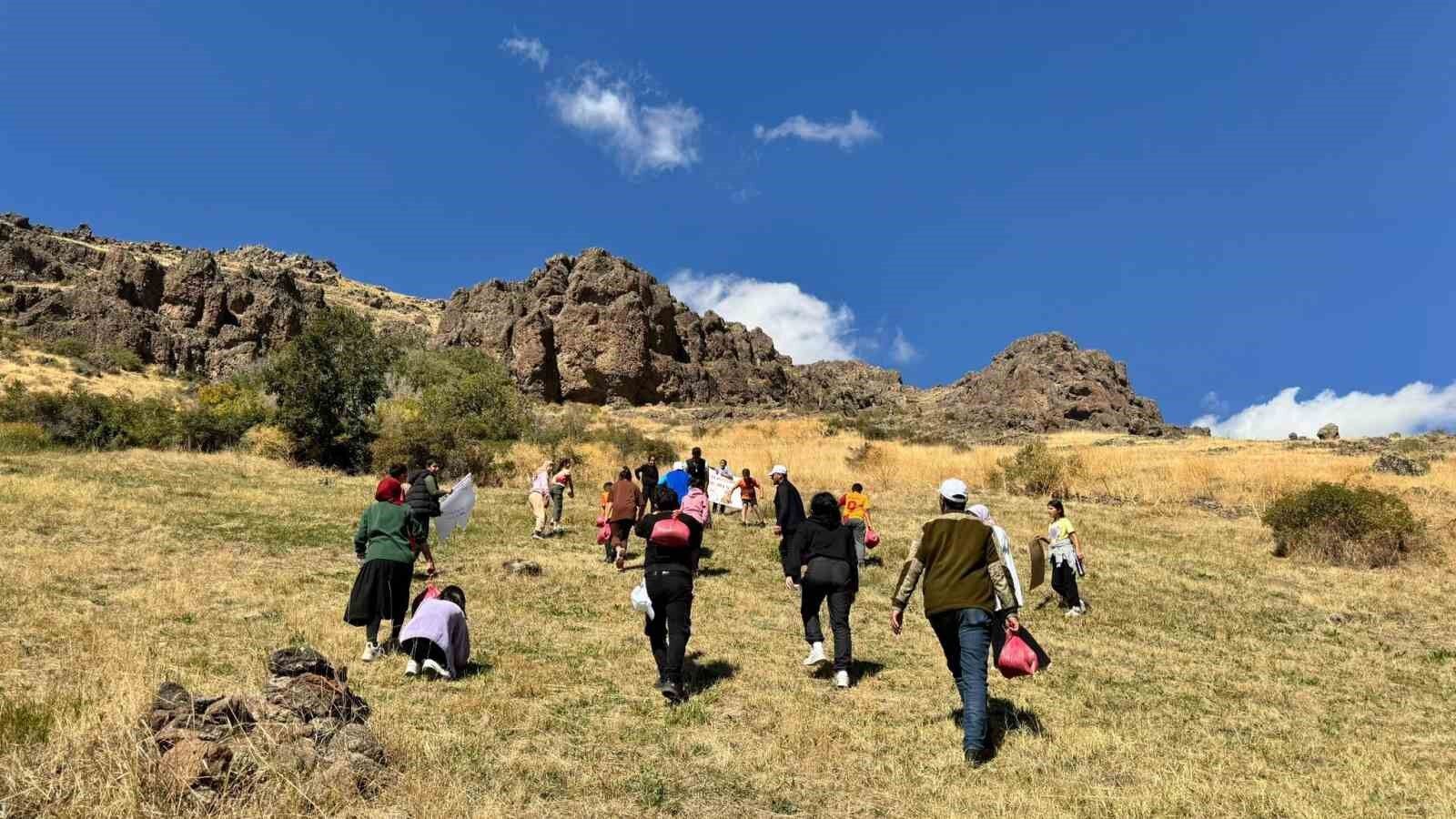 Muradiye’de yaban hayvanları için doğaya yem bırakıldı