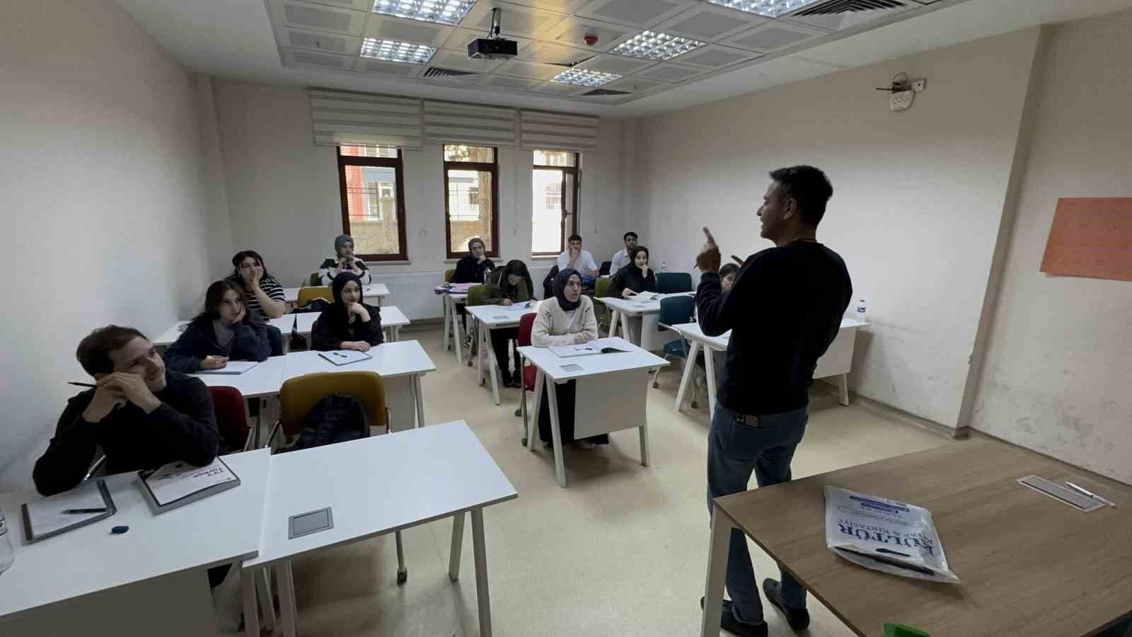 Tatvan Gençlik Merkezindeki KPSS kurslarına yoğun ilgi
