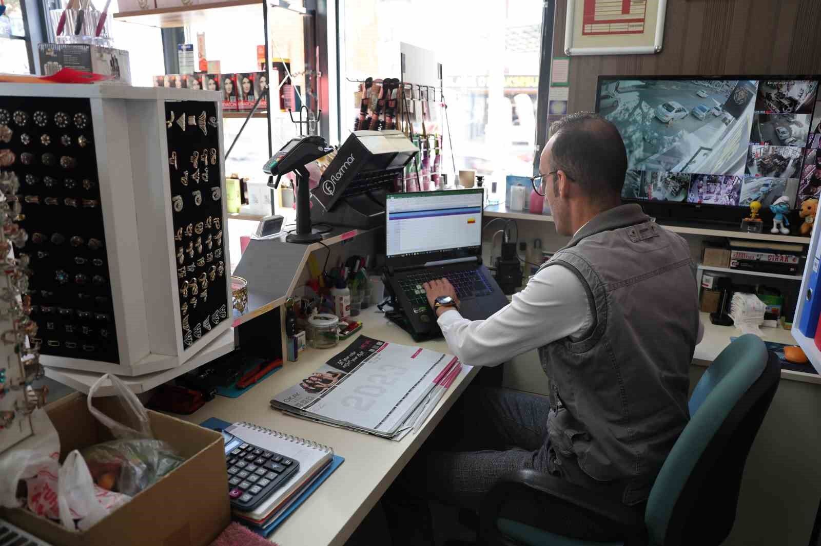 Yüzüğü önce denedi ardından çaldı: O anlar kamerada