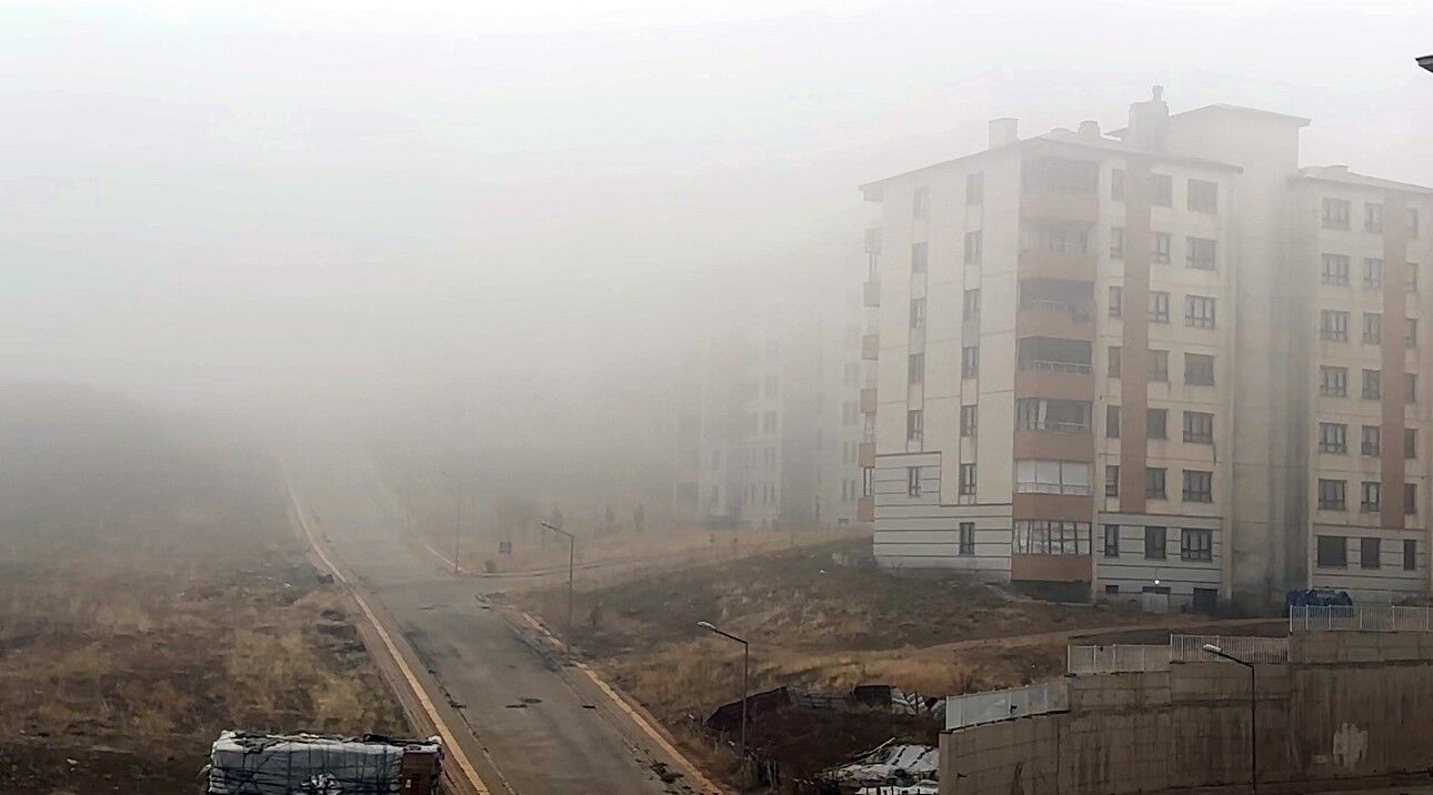 Yüksekova’da yoğun sis: Görüş mesafesi 10 metreye kadar düştü