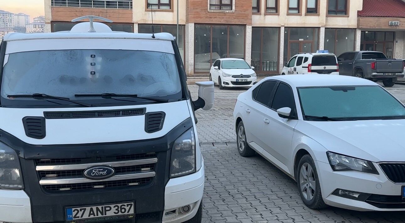 Yüksekova’da araçların camları buz tuttu