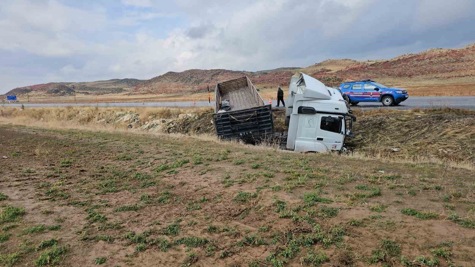 Direksiyon hakimiyeti kaybedilen tır yoldan çıktı