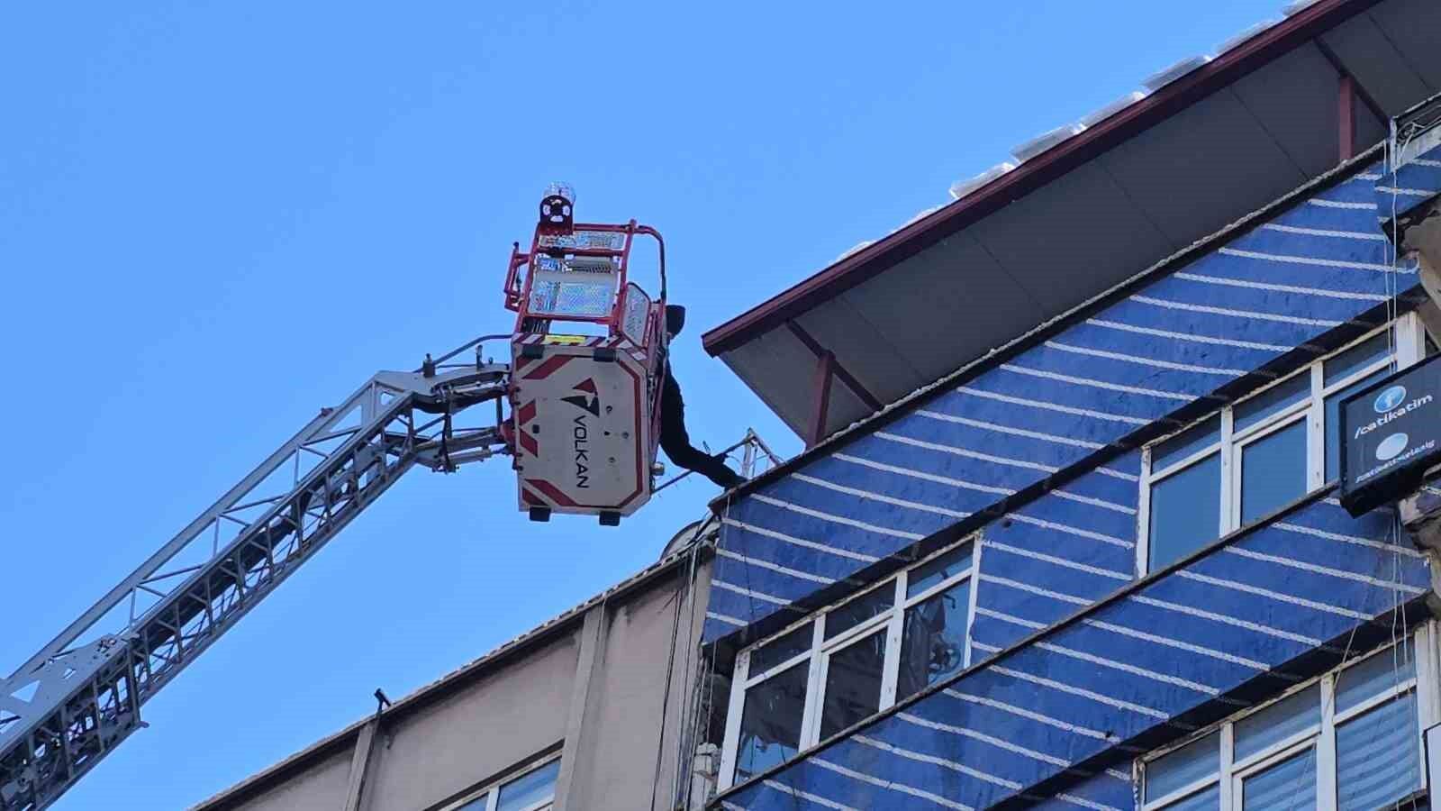 Elazığ’da itfaiye ekiplerinin çatılarda buz ve kar mesaisi