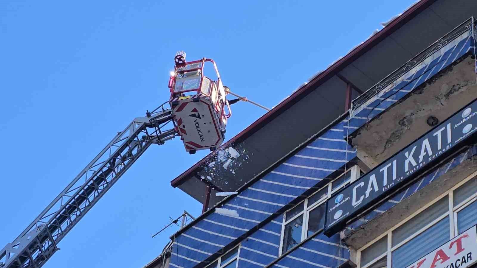 Elazığ’da itfaiye ekiplerinin çatılarda buz ve kar mesaisi