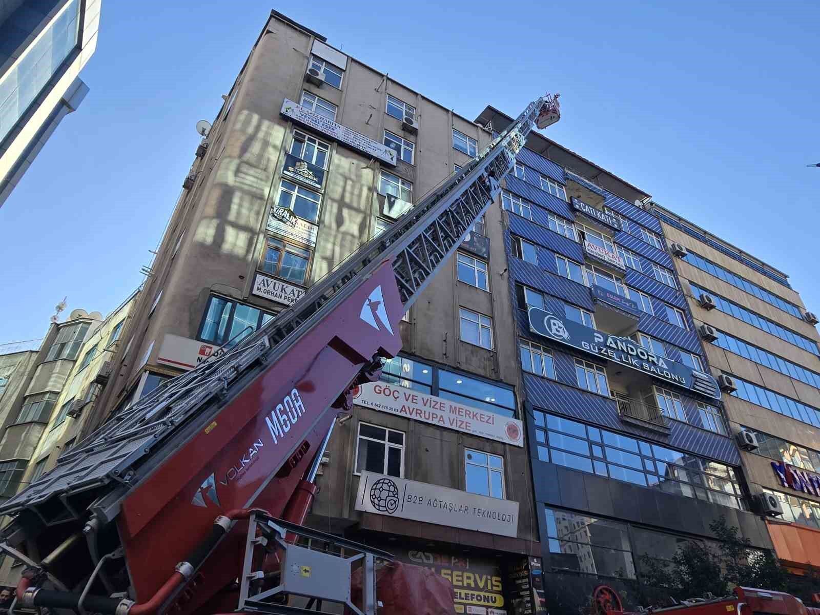 Elazığ’da itfaiye ekiplerinin çatılarda buz ve kar mesaisi