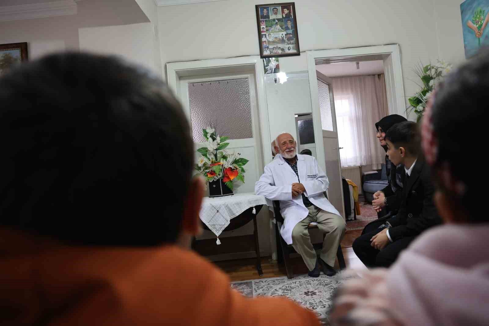 78 yaşındaki emekli öğretmen 21 yıl sonra tebeşirle buluştu, anılarını tazeledi