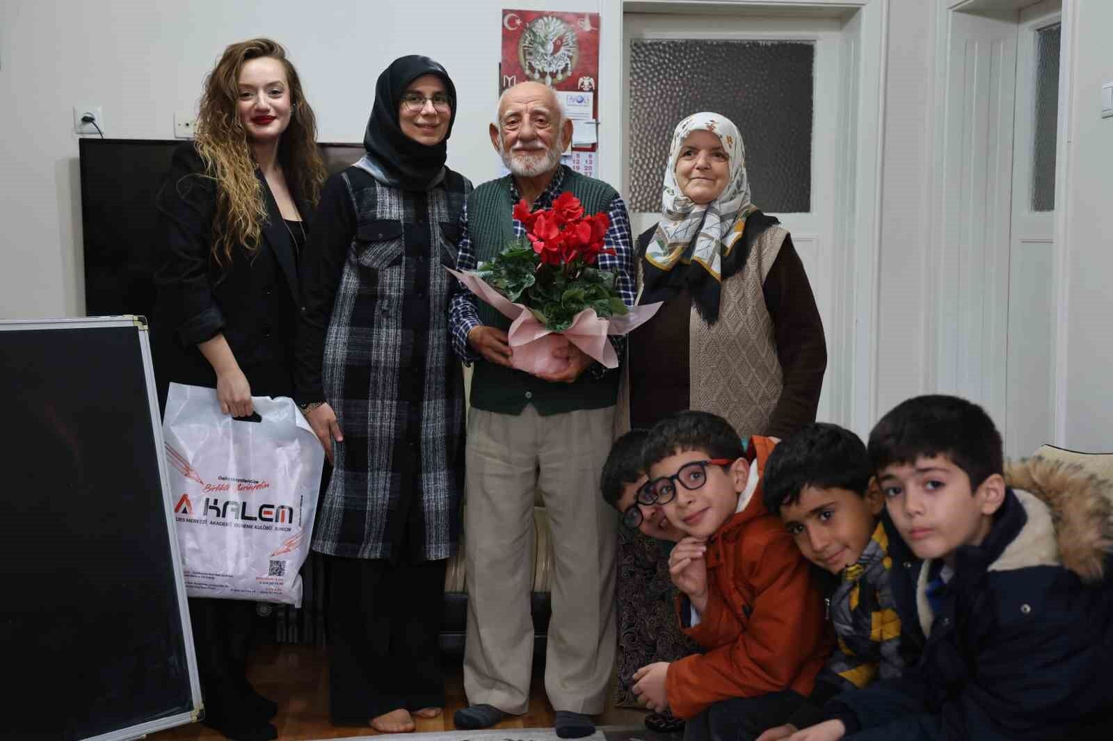 78 yaşındaki emekli öğretmen 21 yıl sonra tebeşirle buluştu, anılarını tazeledi