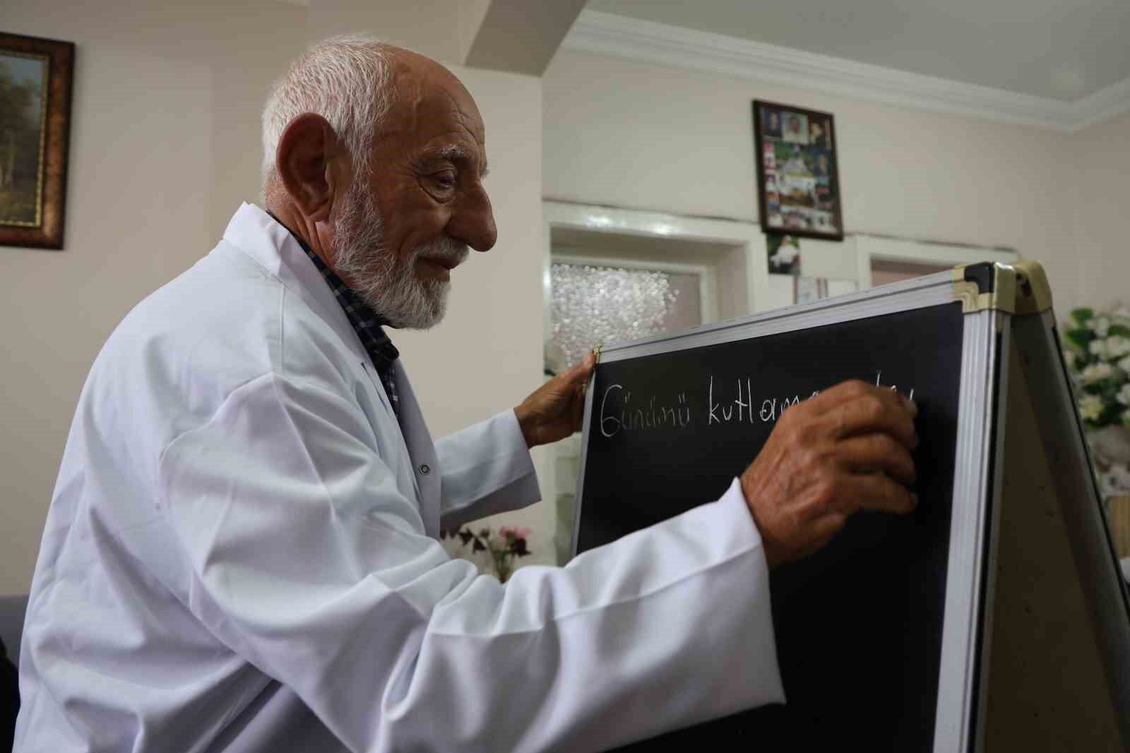 78 yaşındaki emekli öğretmen 21 yıl sonra tebeşirle buluştu, anılarını tazeledi