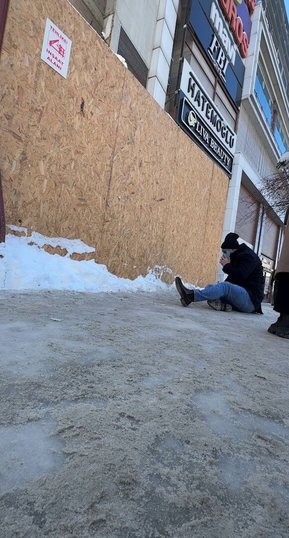 Buz pistine dönen kaldırımlarda düşen yayalar gülümsetti
