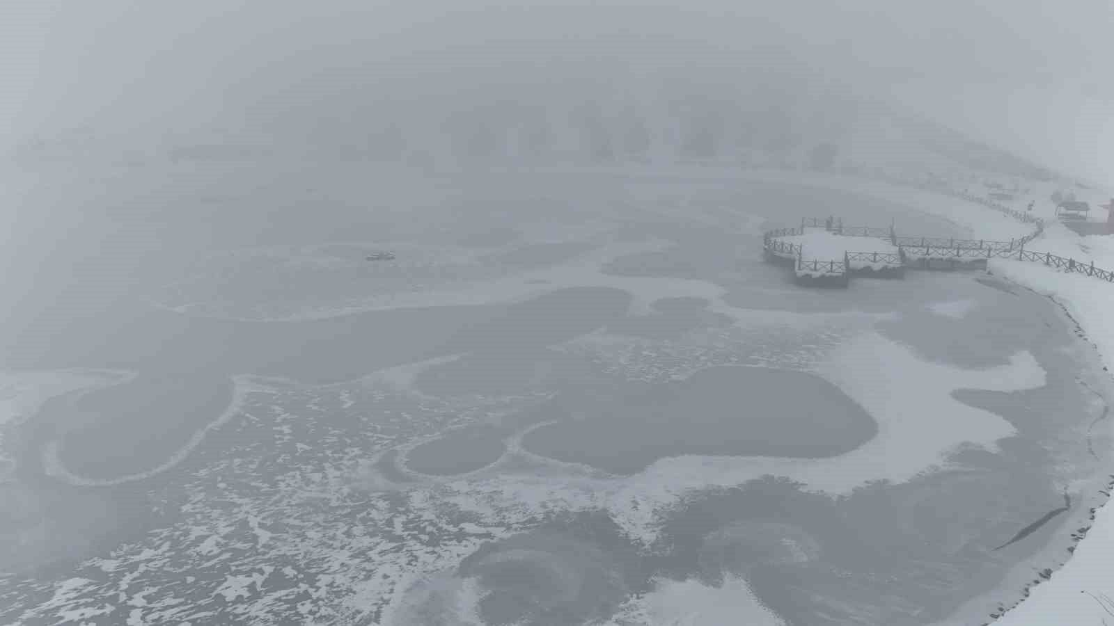 Yüzeyi buz tutan Ardıçlı Gölü’nde mest eden kış manzarası