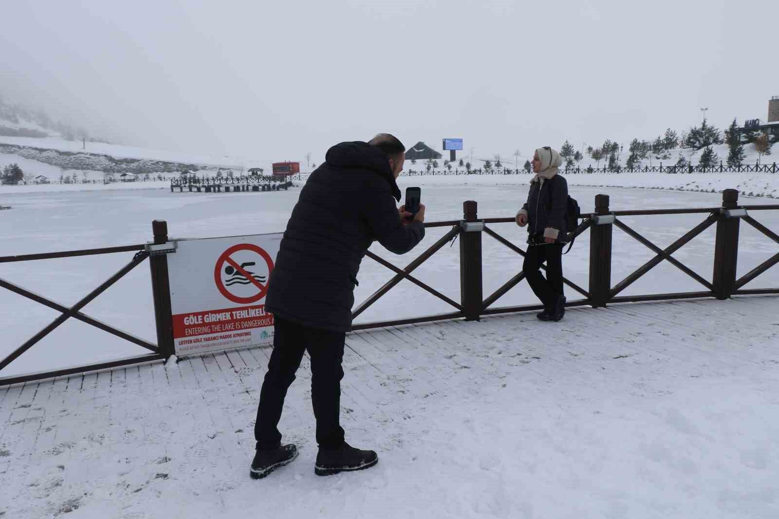 Yüzeyi buz tutan Ardıçlı Gölü’nde mest eden kış manzarası
