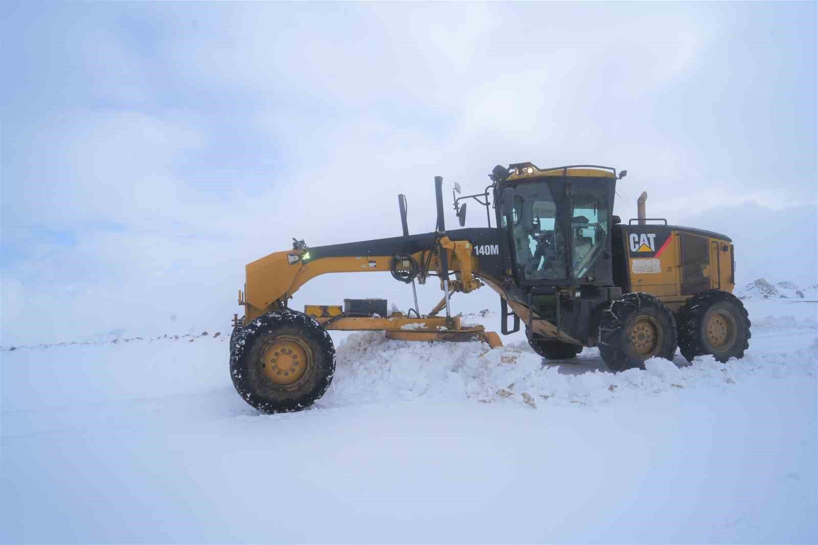 Muş’ta karda mahsur kalan vatandaşlar kurtarıldı