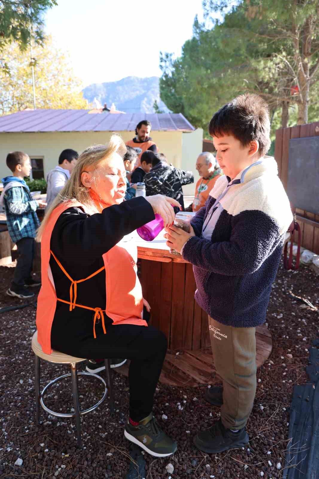 Marmaris’te minik eller toprakla buluştu