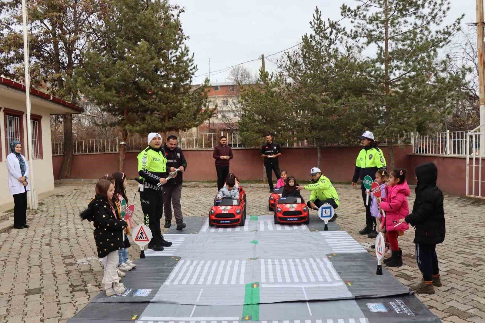 Oltu’da öğrenciler, yapay pistte trafik kurallarını öğrendi