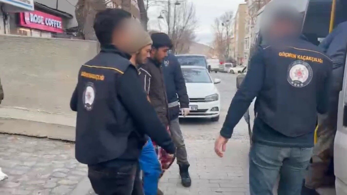Kars’ta düzensiz göçmenler kaçtı, polis kovaladı