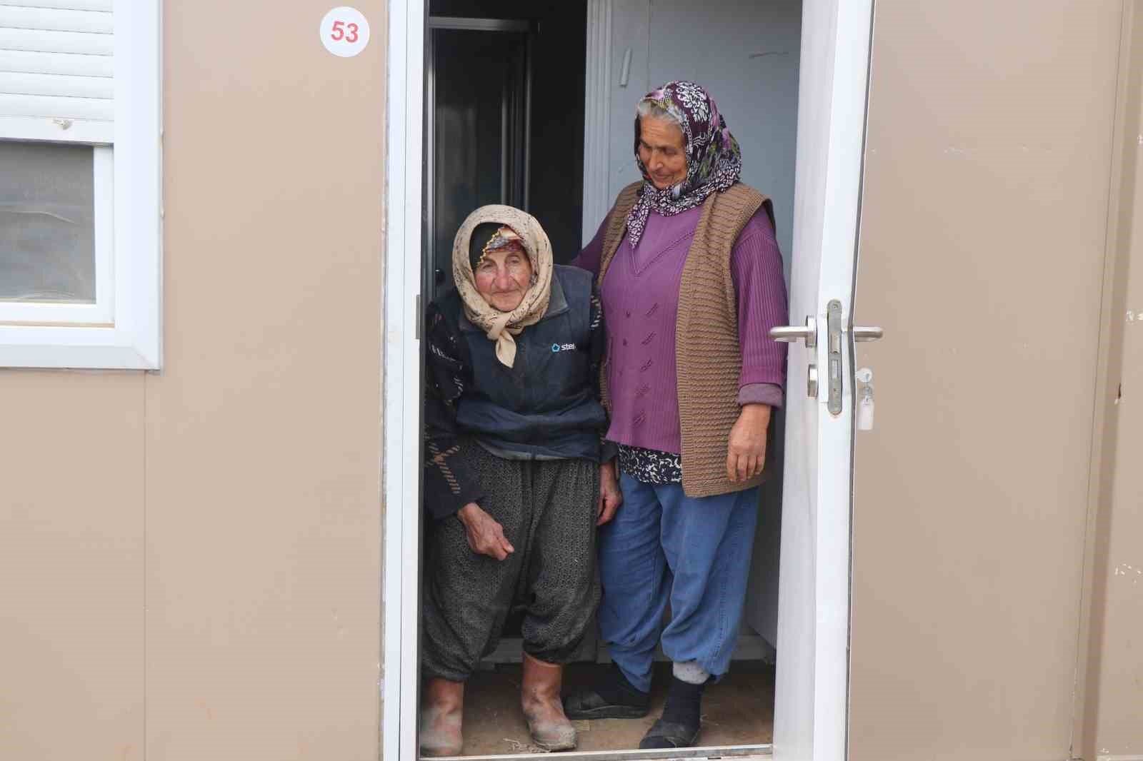 İHA’nın haberi ses getirdi: Çalışma azmiyle Türkiye’ye örnek olan Dilber nine çok arzuladığı konteynere kavuştu