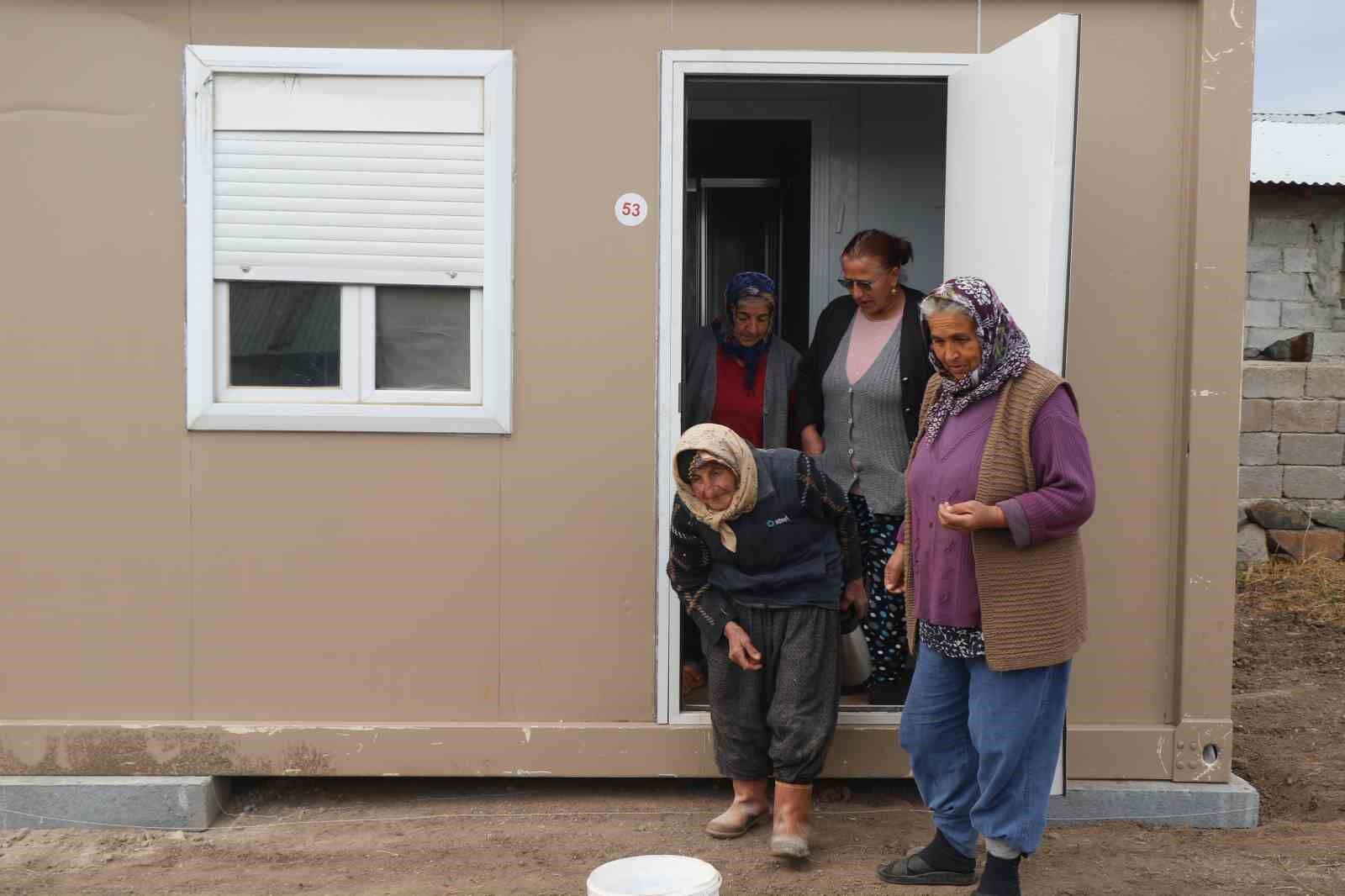 İHA’nın haberi ses getirdi: Çalışma azmiyle Türkiye’ye örnek olan Dilber nine çok arzuladığı konteynere kavuştu