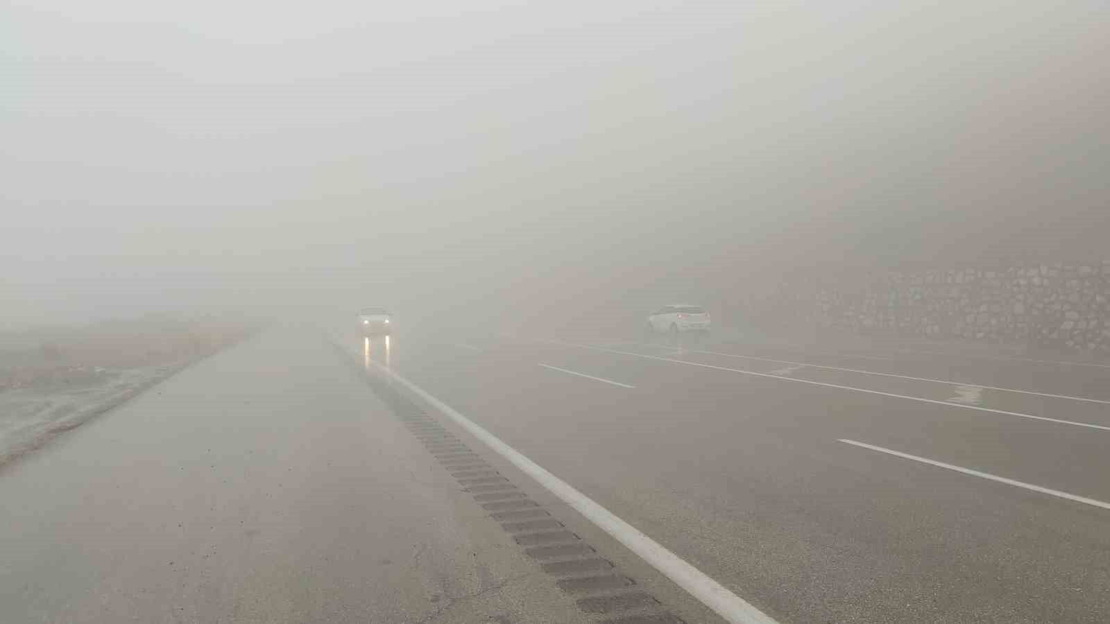 Van’da Kurubaş Geçidi’nde yağmur ve yoğun sis etkili oldu