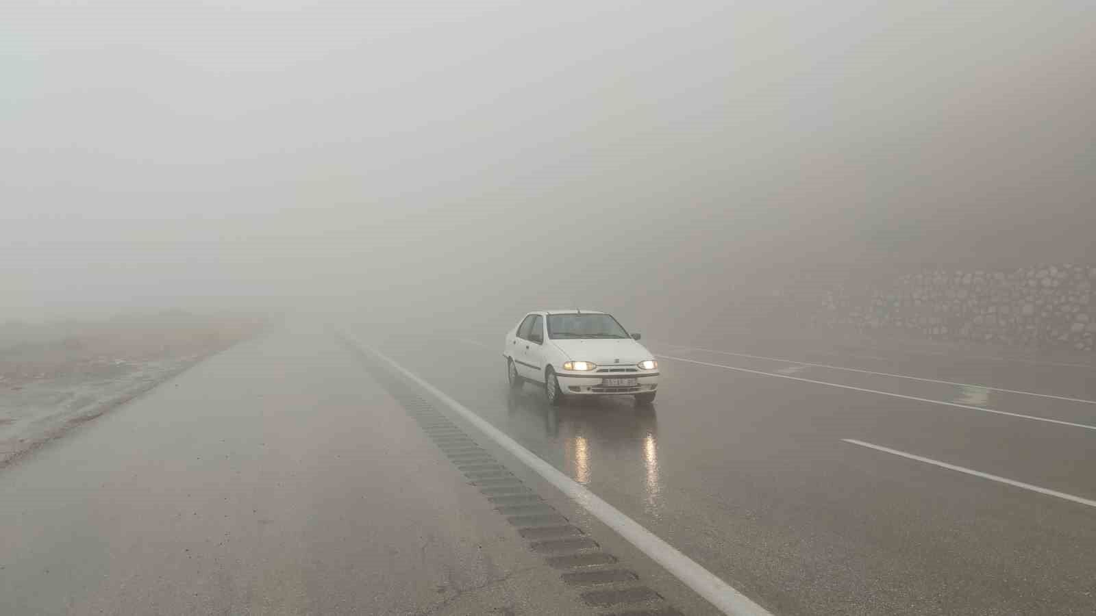 Van’da Kurubaş Geçidi’nde yağmur ve yoğun sis etkili oldu