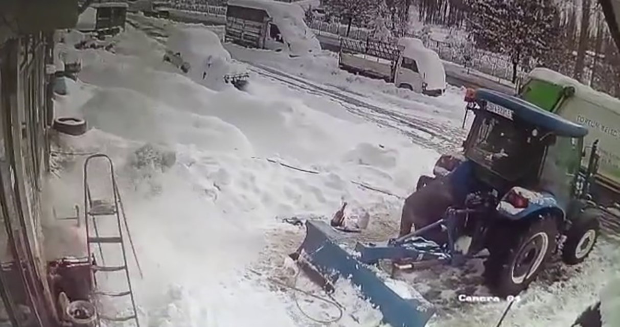 Kar kütlesi adamın üzerine düştü