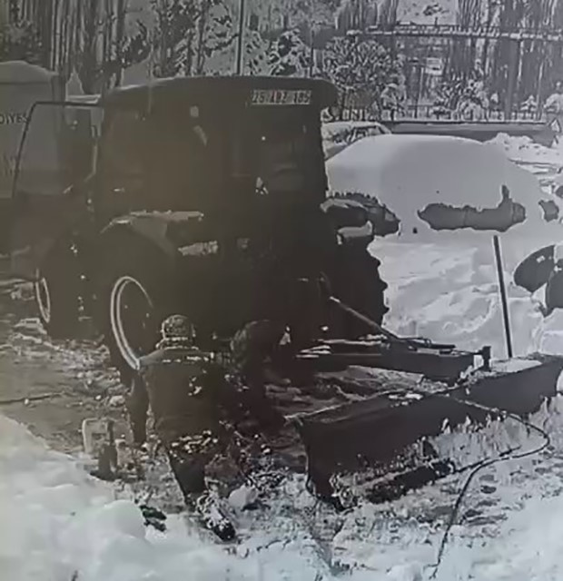 Kar kütlesi adamın üzerine düştü