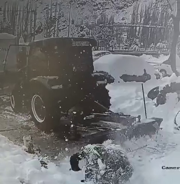 Kar kütlesi adamın üzerine düştü