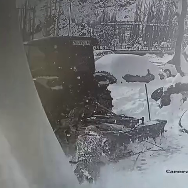 Kar kütlesi adamın üzerine düştü