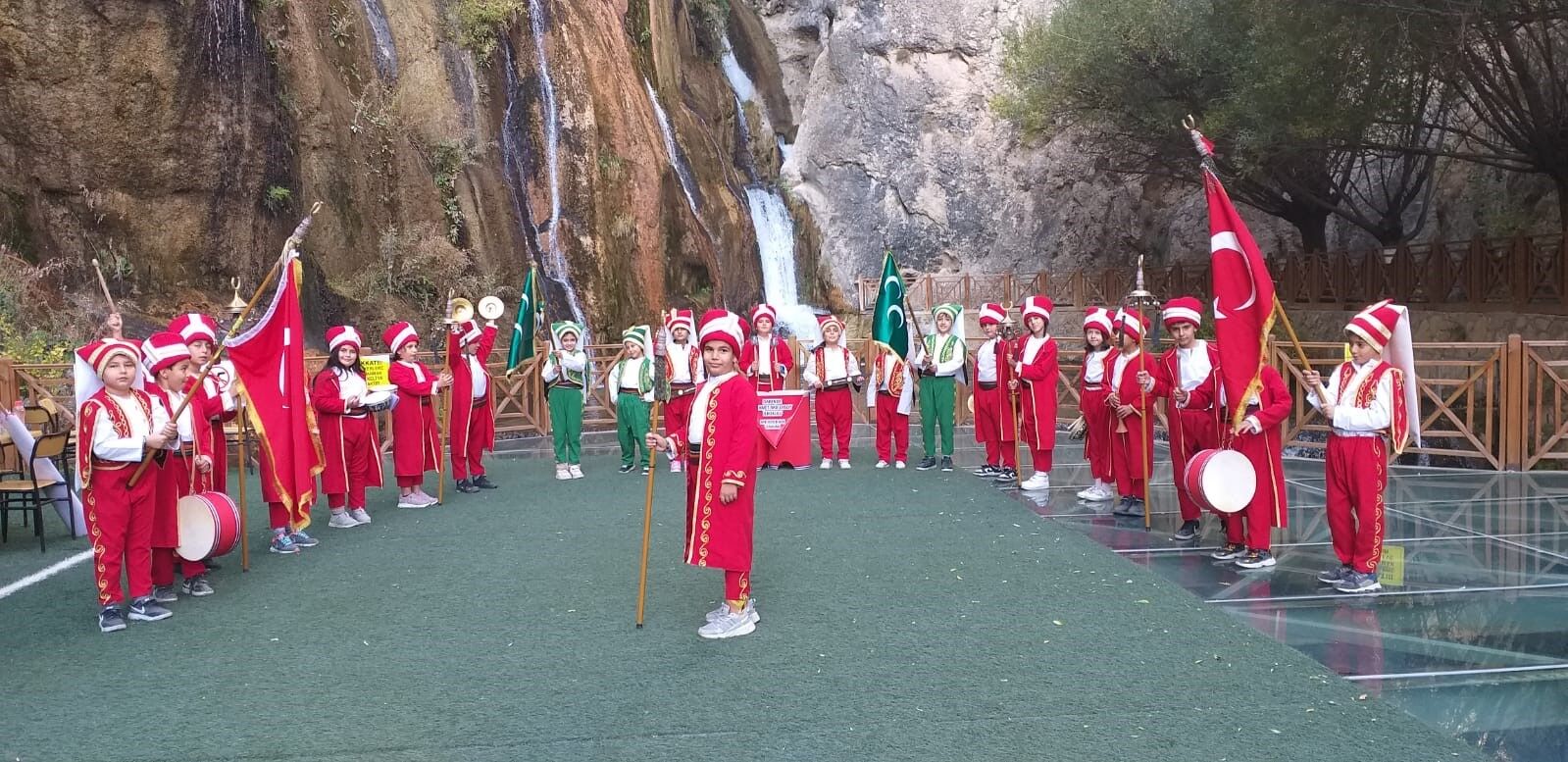 Minik mehteranlar tarihi mekanları gezdi