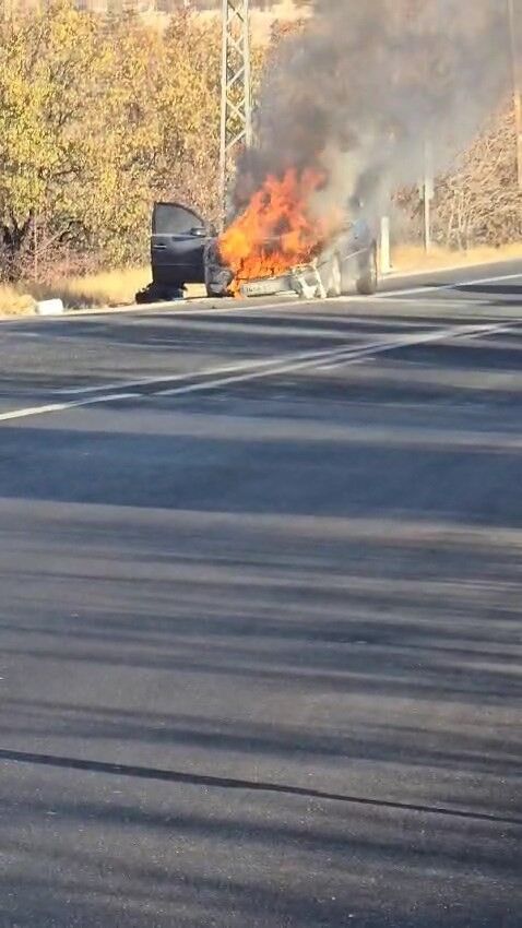 Elazığ’da otomobil alev alev yandı