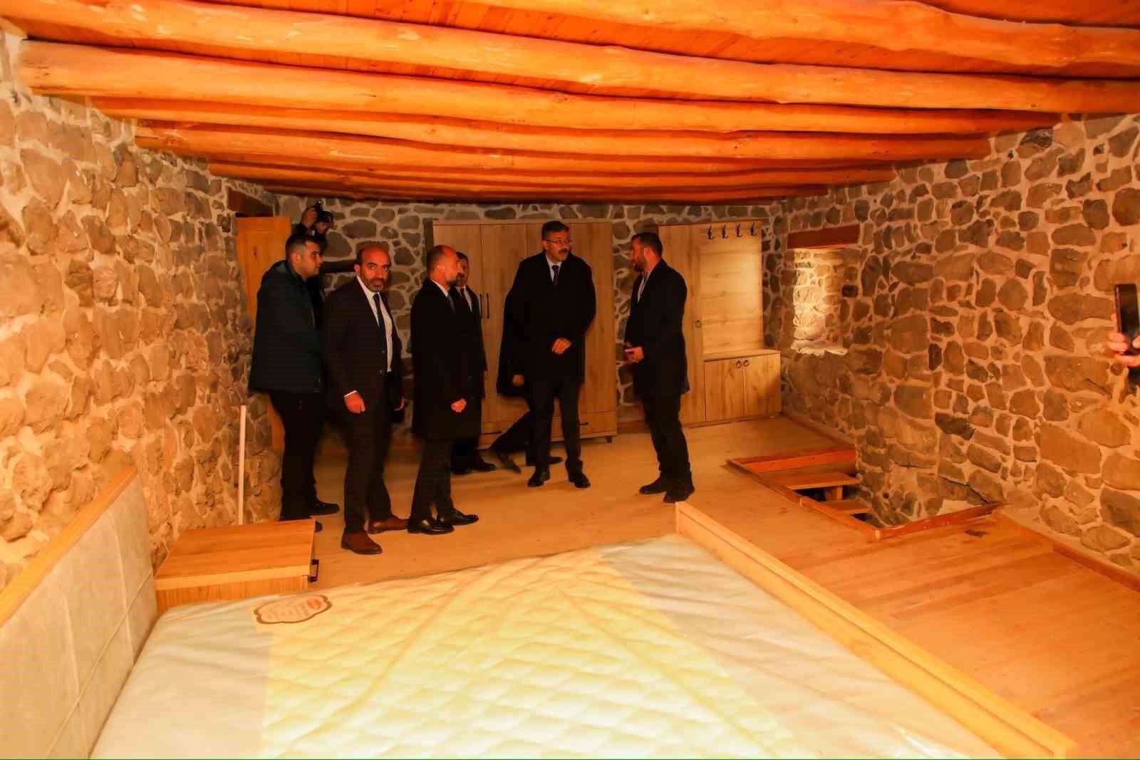 Çukurca’nın tarihi taş evleri turizme açıldı