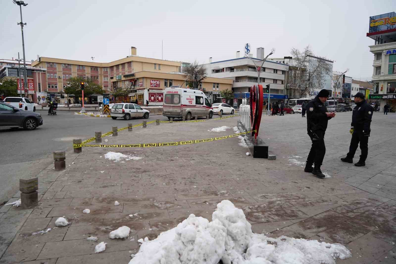 Erzincan yazısının önünde elektrik akımına kapıldı