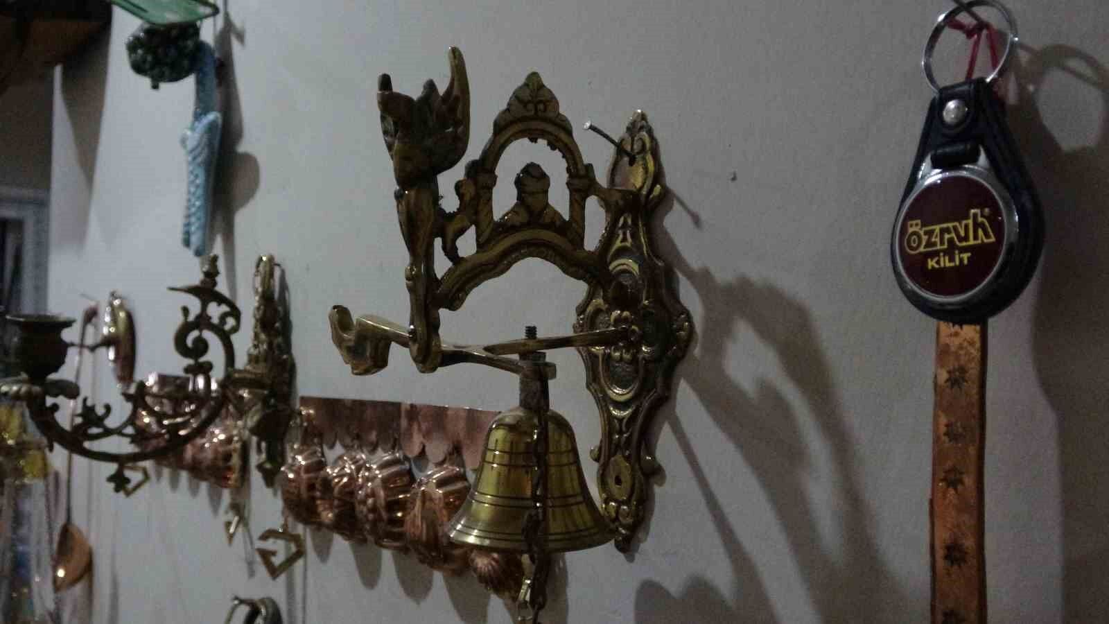 Emekli bankacının, evinin her köşesi ’hediyelik eşya’ ile dolu