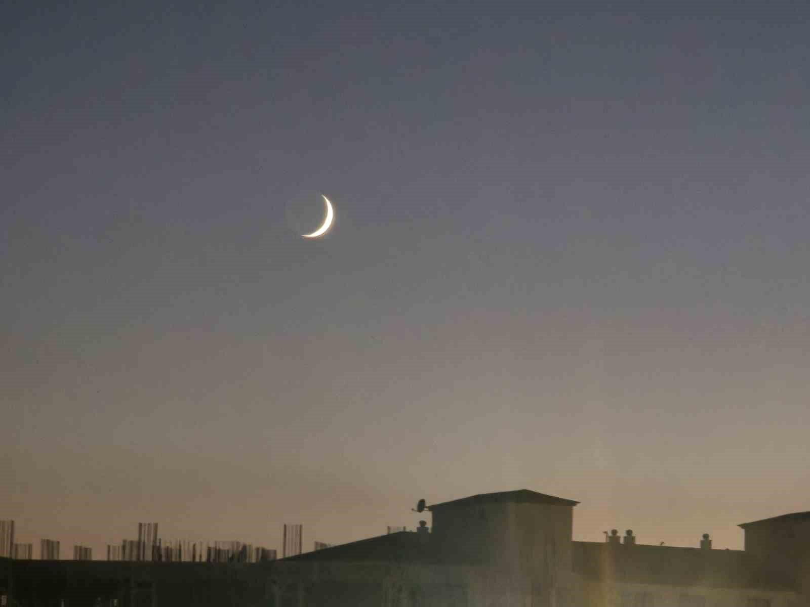 Gökyüzünde beliren hilal görenleri mest etti