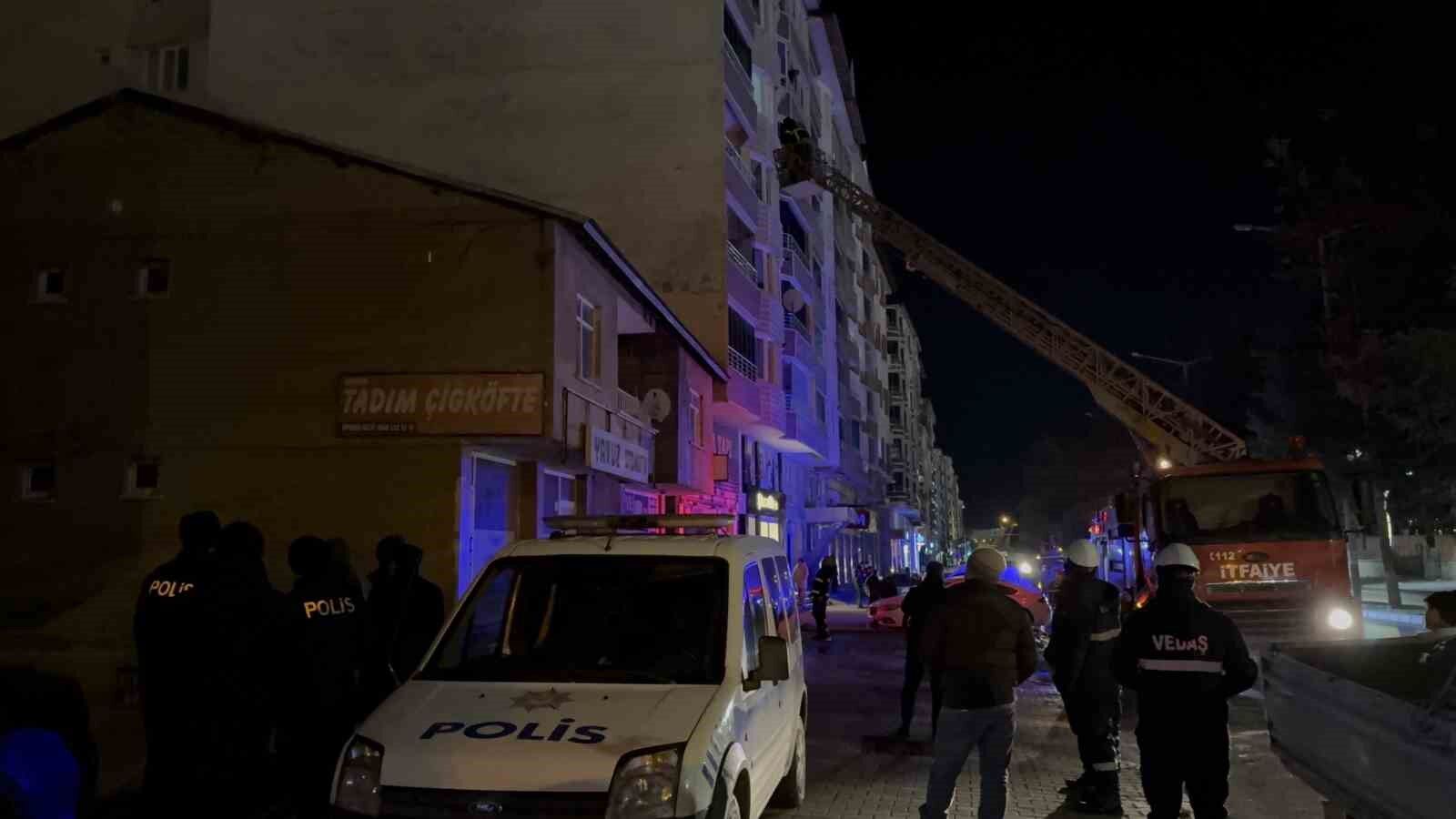 Tatvan’da korkutan çatı yangını