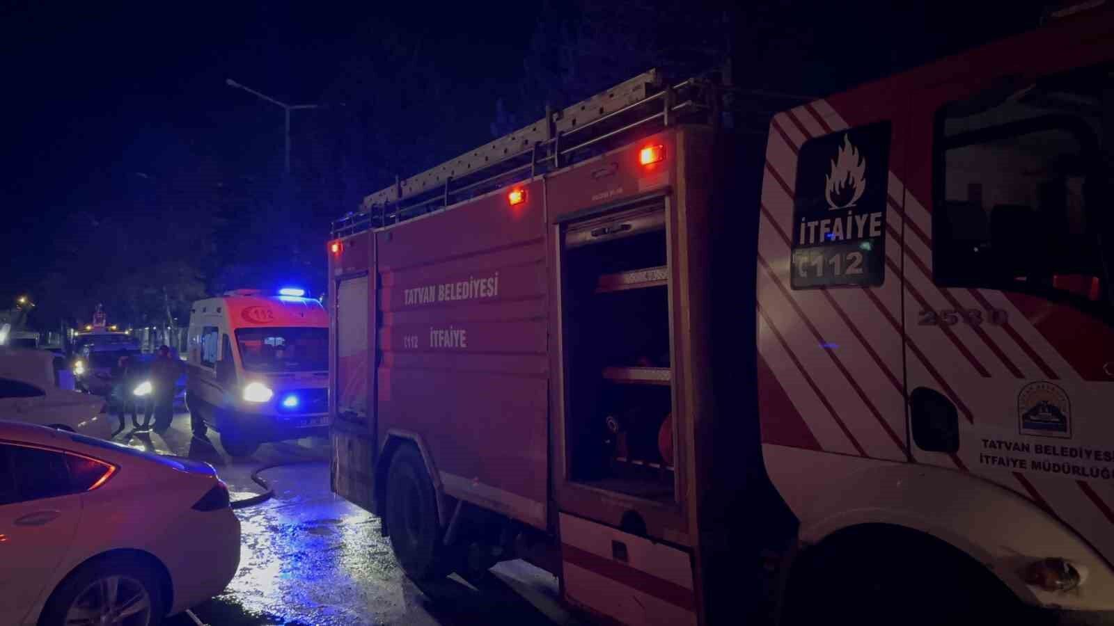 Tatvan’da korkutan çatı yangını