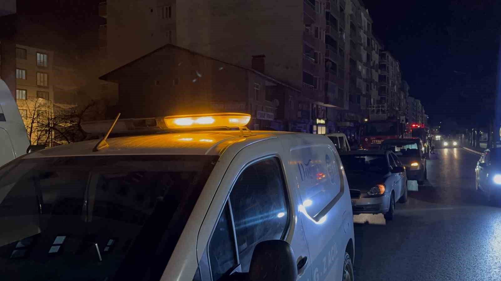 Tatvan’da korkutan çatı yangını