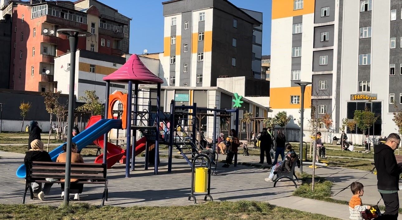 Yüksekova’da vatandaşlar yazdan kalma günlerin keyfini sürüyor