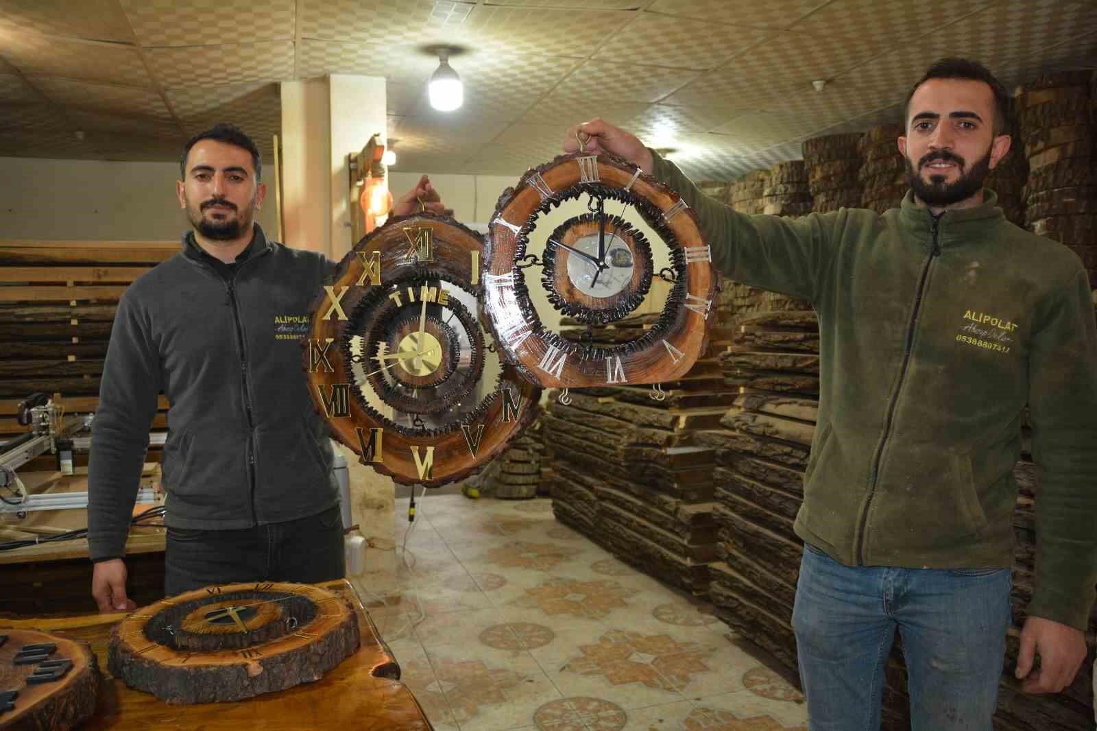 Ceviz ağaçlarının parçalarını süs eşyasına dönüştürüyorlar