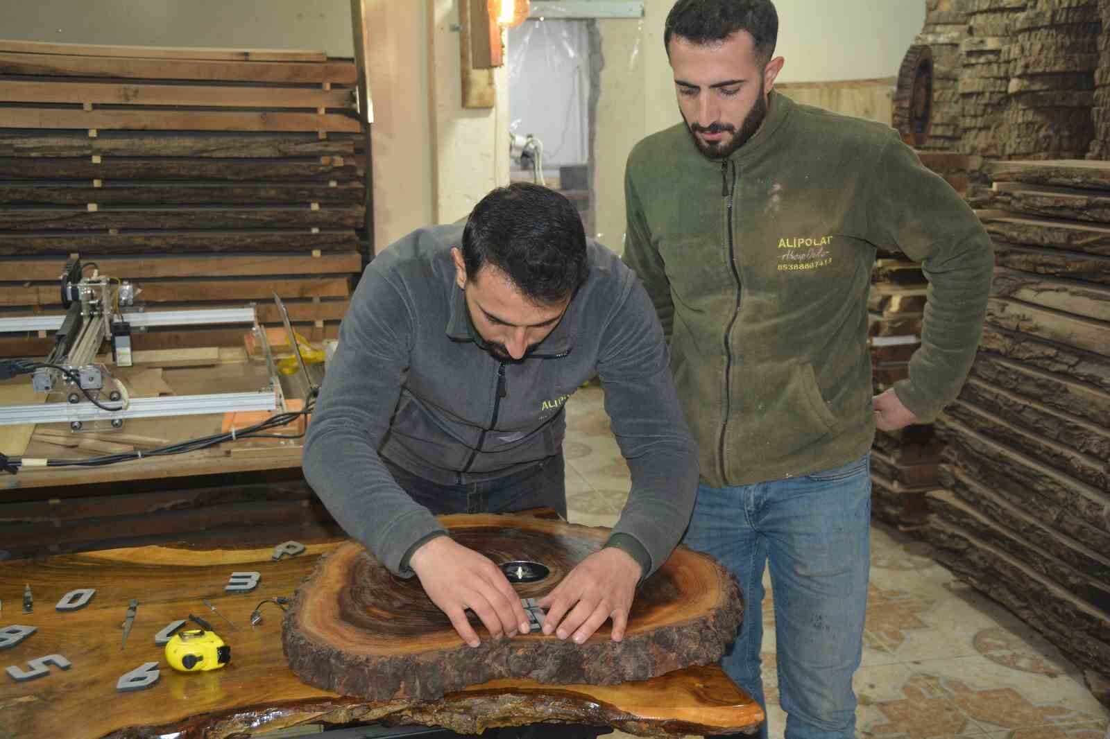 Ceviz ağaçlarının parçalarını süs eşyasına dönüştürüyorlar