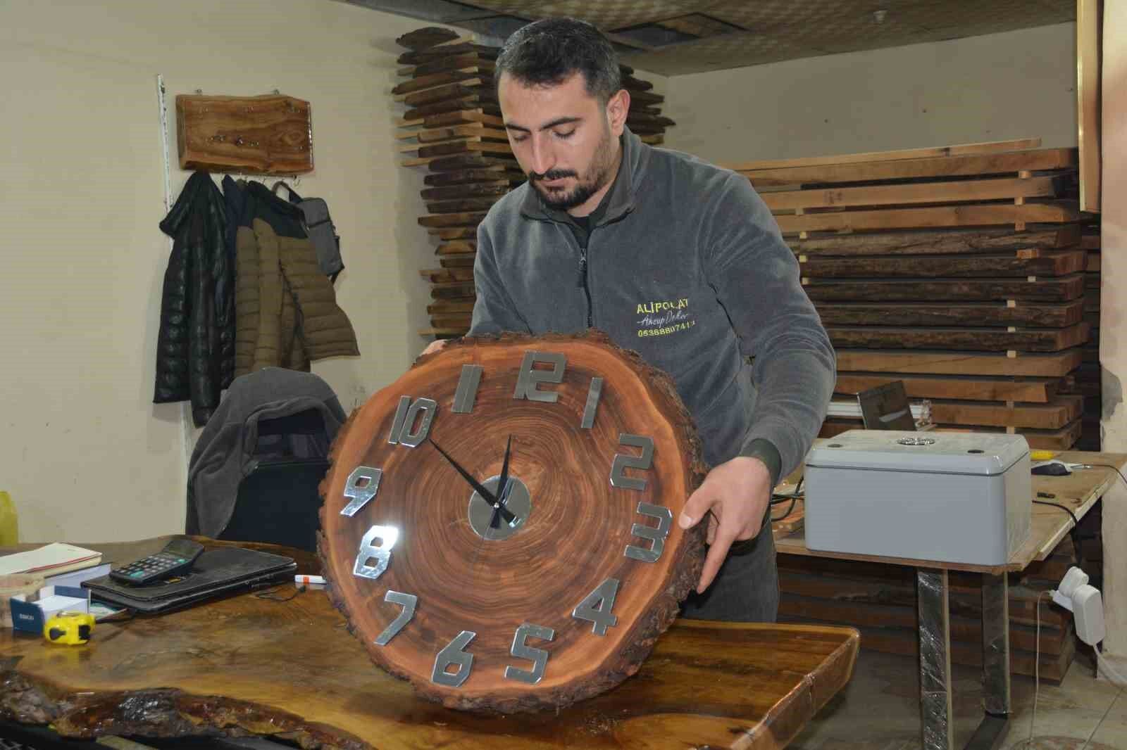 Ceviz ağaçlarının parçalarını süs eşyasına dönüştürüyorlar