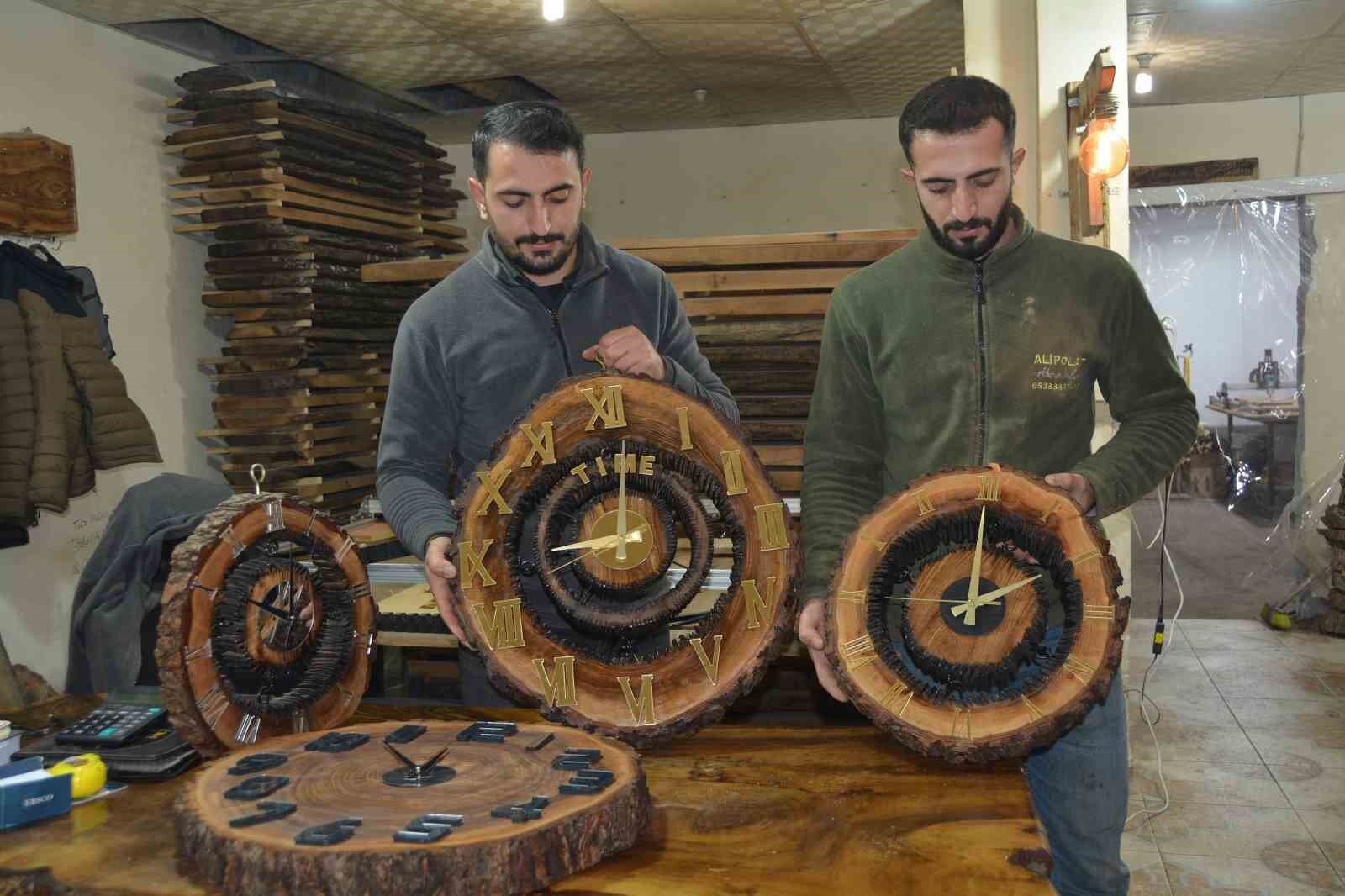 Ceviz ağaçlarının parçalarını süs eşyasına dönüştürüyorlar