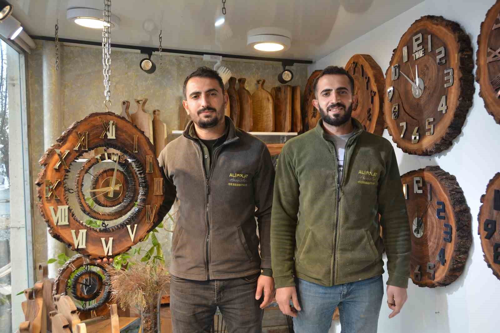 Ceviz ağaçlarının parçalarını süs eşyasına dönüştürüyorlar